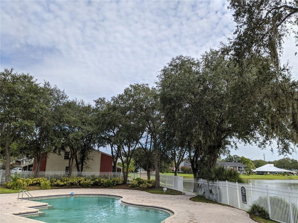 For Sale: $165,000 (2 beds, 2 baths, 811 Square Feet)