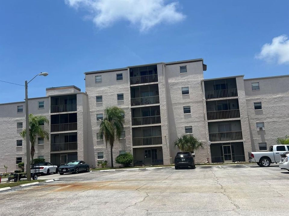 For Sale: $84,900 (1 beds, 1 baths, 806 Square Feet)