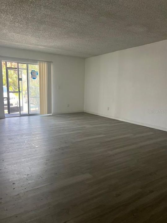 For Sale: $84,900 (1 beds, 1 baths, 806 Square Feet)