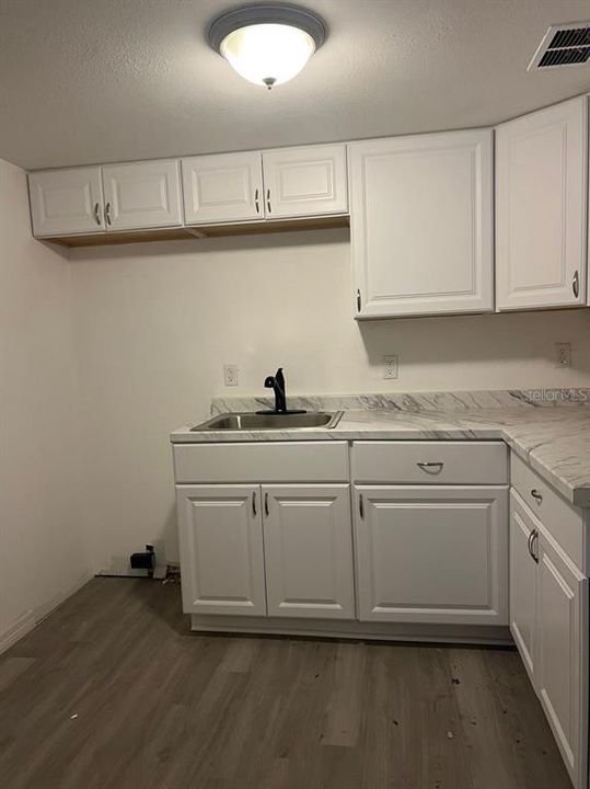 For Sale: $84,900 (1 beds, 1 baths, 806 Square Feet)