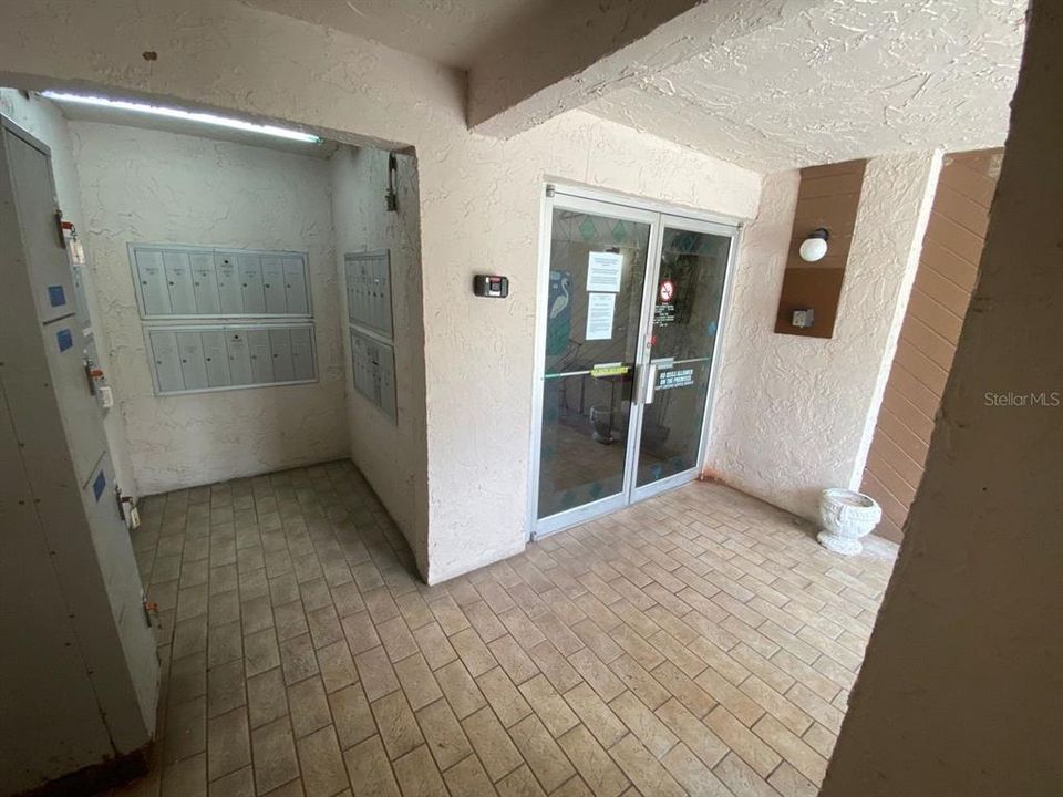 For Sale: $84,900 (1 beds, 1 baths, 806 Square Feet)