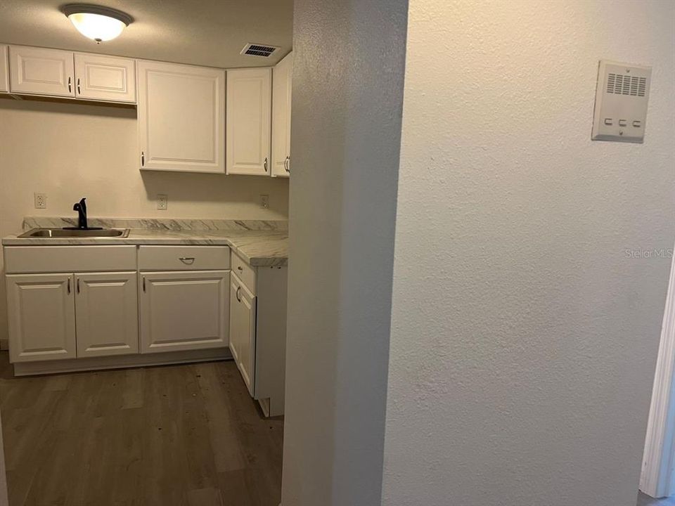 For Sale: $84,900 (1 beds, 1 baths, 806 Square Feet)