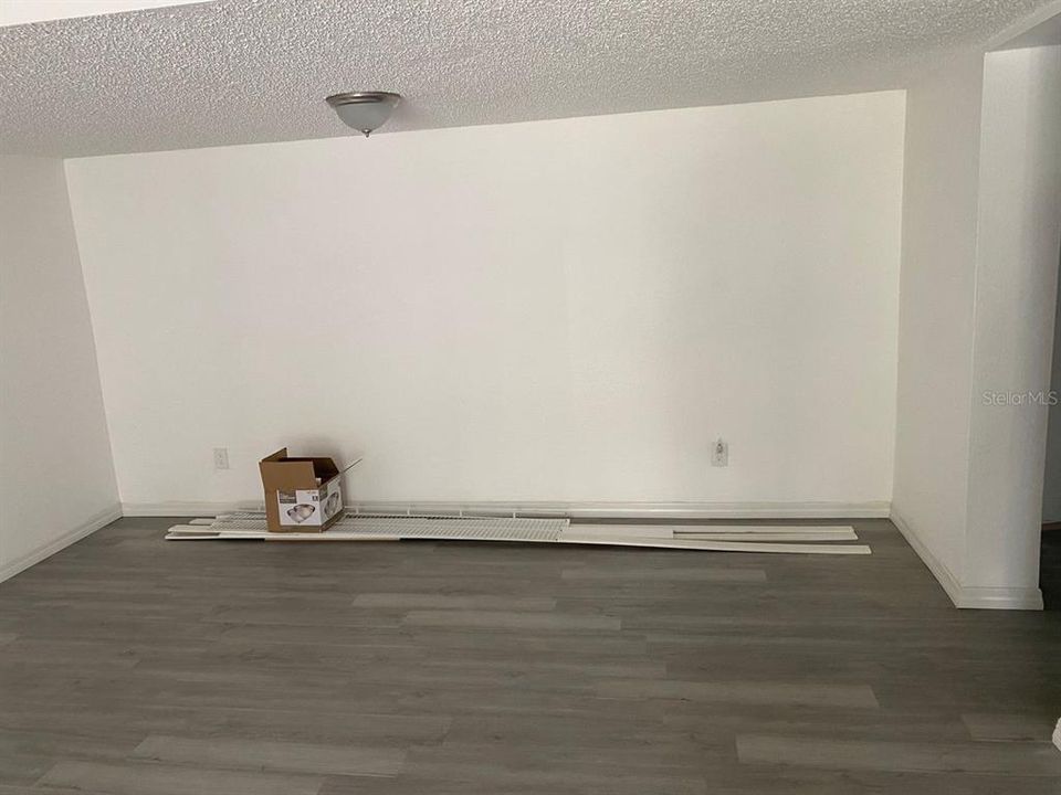 For Sale: $84,900 (1 beds, 1 baths, 806 Square Feet)