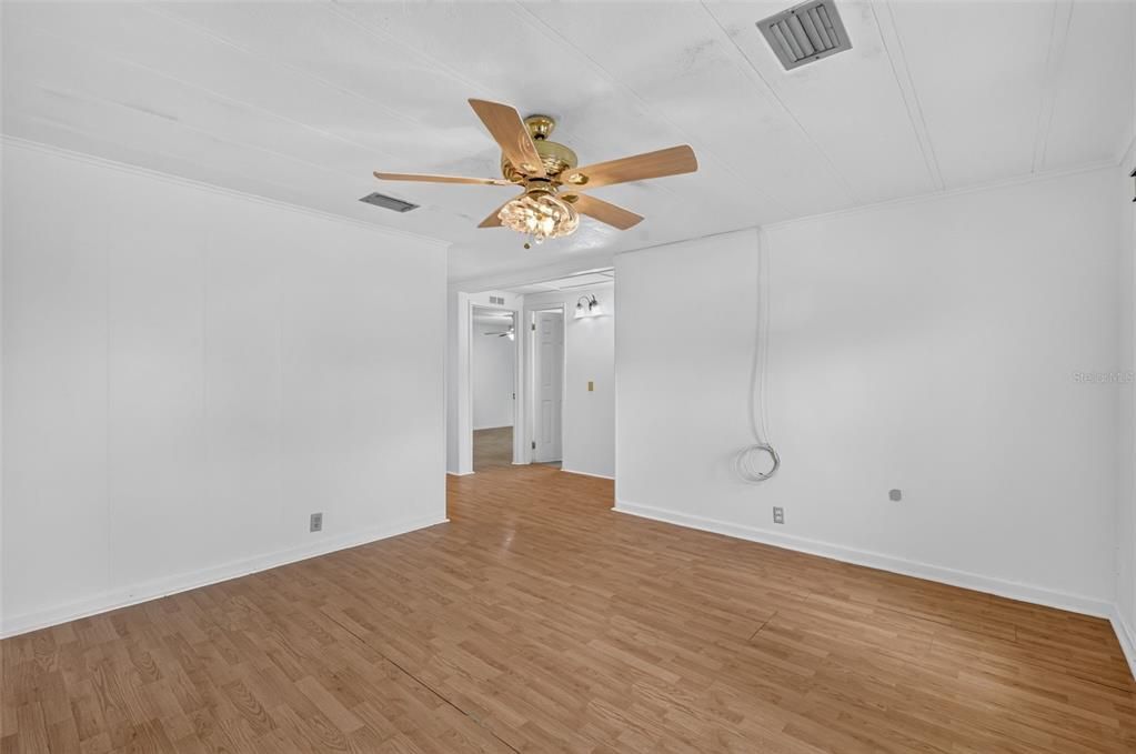 For Sale: $179,000 (2 beds, 2 baths, 840 Square Feet)