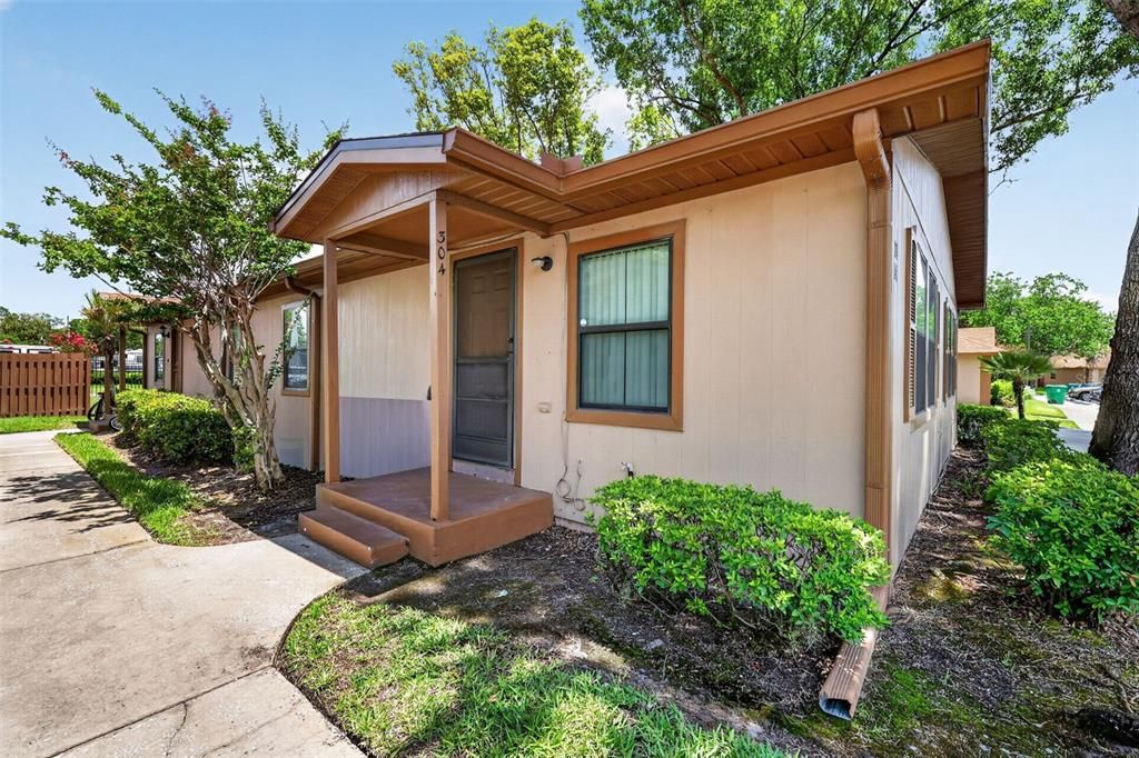 For Sale: $179,000 (2 beds, 2 baths, 840 Square Feet)