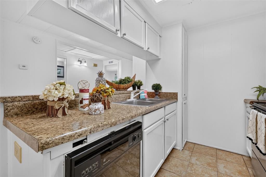 For Sale: $179,000 (2 beds, 2 baths, 840 Square Feet)
