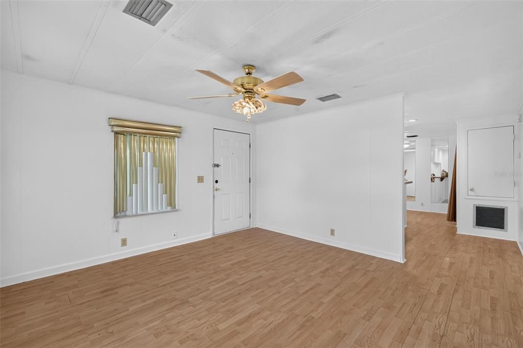 For Sale: $179,000 (2 beds, 2 baths, 840 Square Feet)