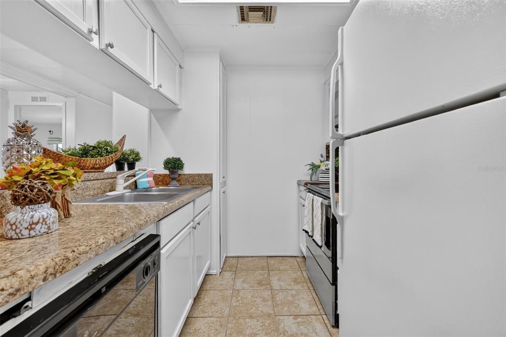 For Sale: $179,000 (2 beds, 2 baths, 840 Square Feet)