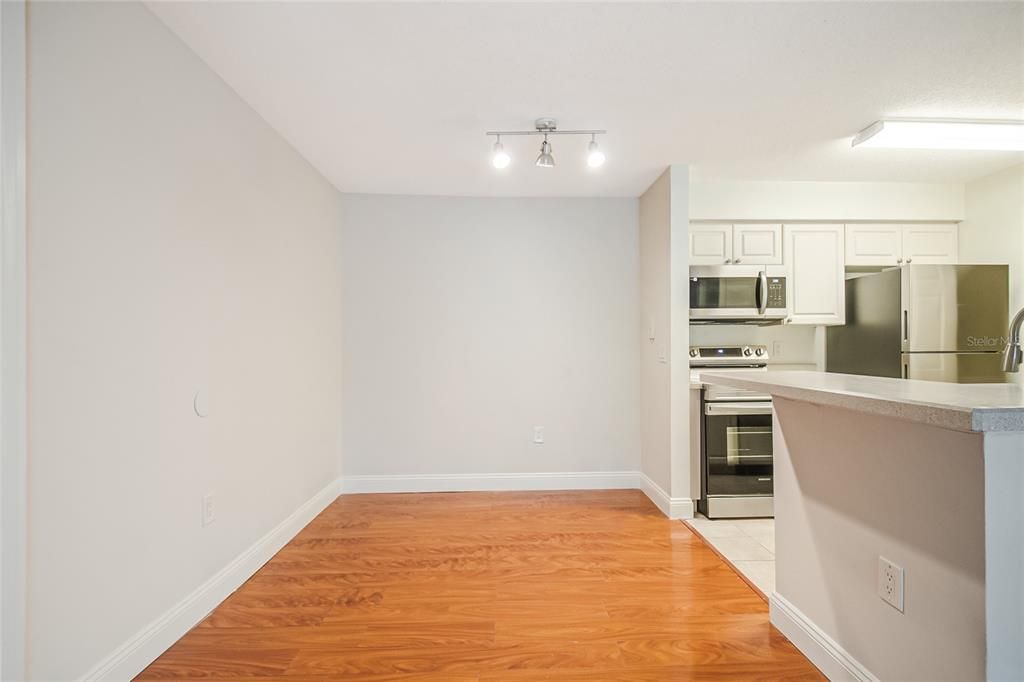 For Rent: $1,400 (1 beds, 1 baths, 733 Square Feet)