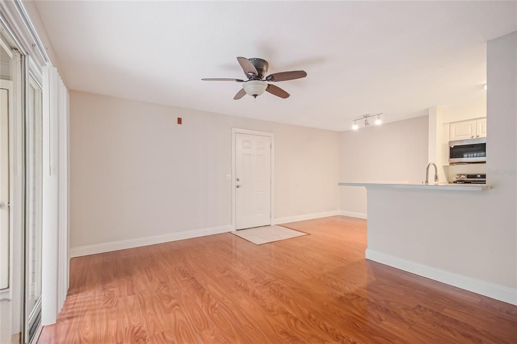 For Rent: $1,400 (1 beds, 1 baths, 733 Square Feet)