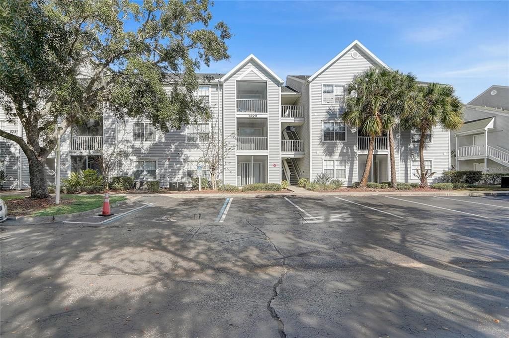 For Rent: $1,400 (1 beds, 1 baths, 733 Square Feet)