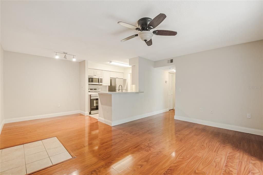 For Rent: $1,400 (1 beds, 1 baths, 733 Square Feet)