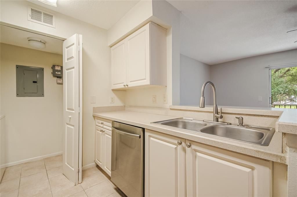 For Rent: $1,400 (1 beds, 1 baths, 733 Square Feet)