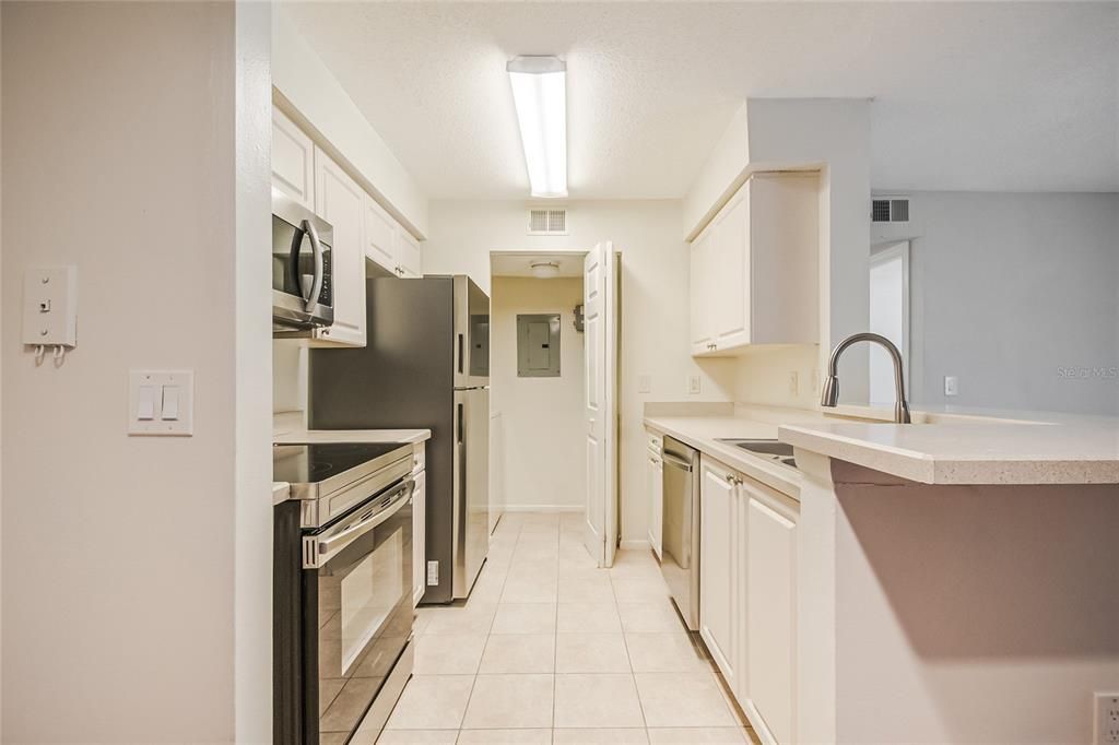 For Rent: $1,400 (1 beds, 1 baths, 733 Square Feet)
