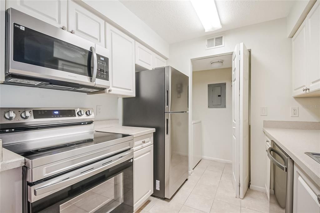 For Rent: $1,400 (1 beds, 1 baths, 733 Square Feet)