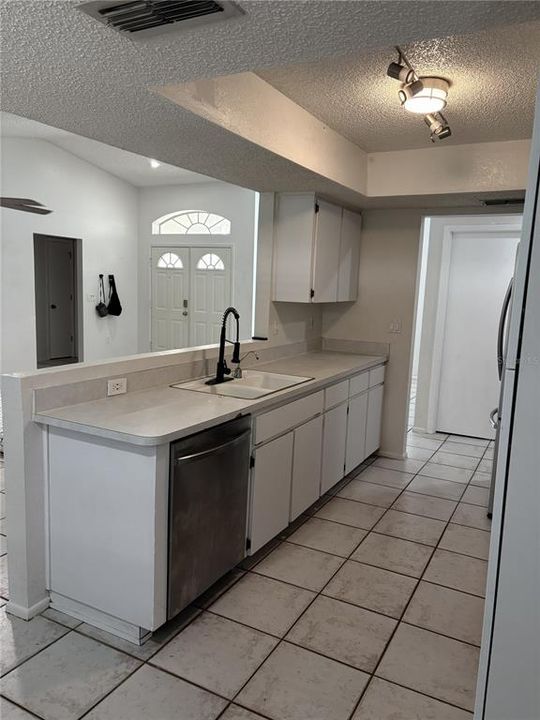 For Rent: $2,200 (3 beds, 2 baths, 1461 Square Feet)