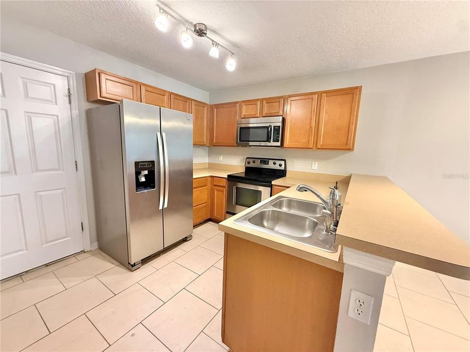 For Rent: $2,100 (3 beds, 2 baths, 1495 Square Feet)