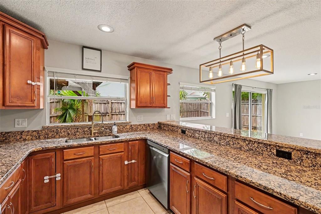 На продажу: $379,900 (3 спален, 2 ванн, 1928 Квадратных фут)