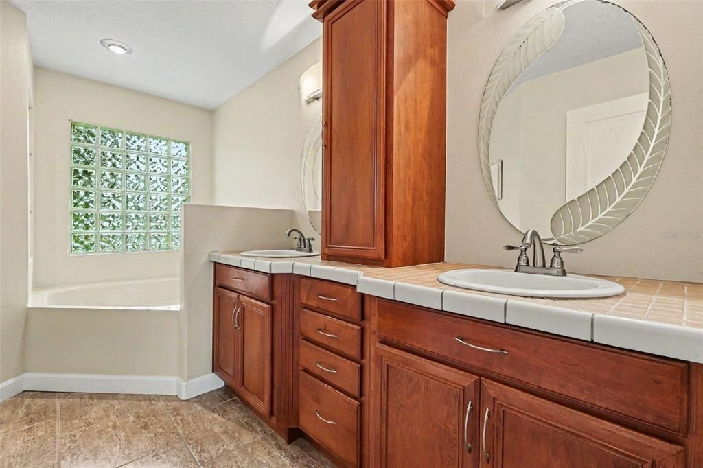 На продажу: $379,900 (3 спален, 2 ванн, 1928 Квадратных фут)