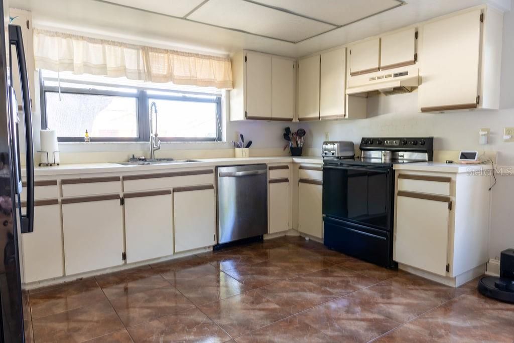 На продажу: $385,000 (3 спален, 2 ванн, 1348 Квадратных фут)