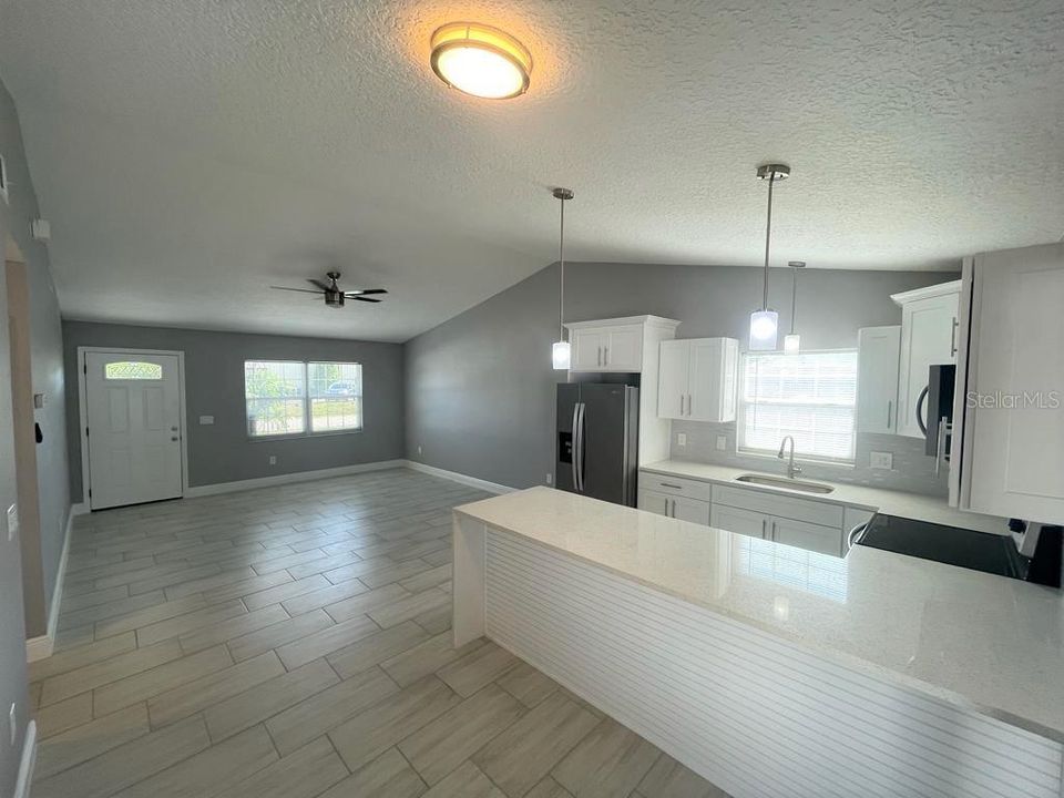 For Rent: $1,850 (2 beds, 1 baths, 840 Square Feet)