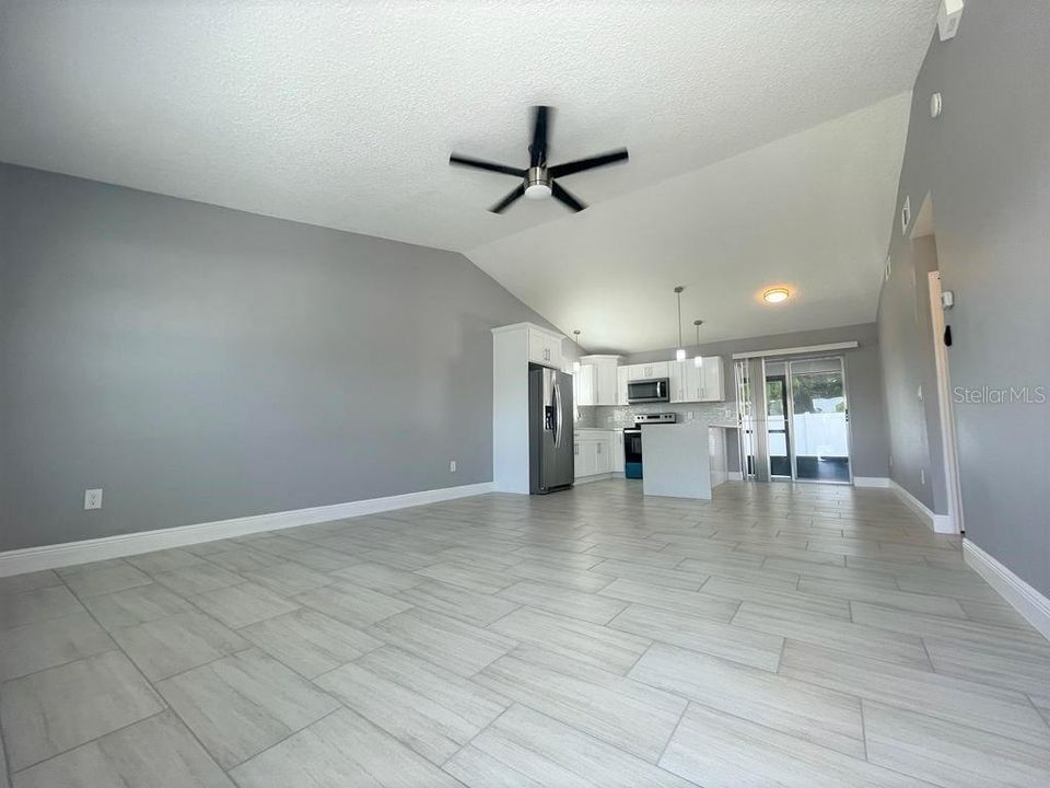 For Rent: $1,850 (2 beds, 1 baths, 840 Square Feet)