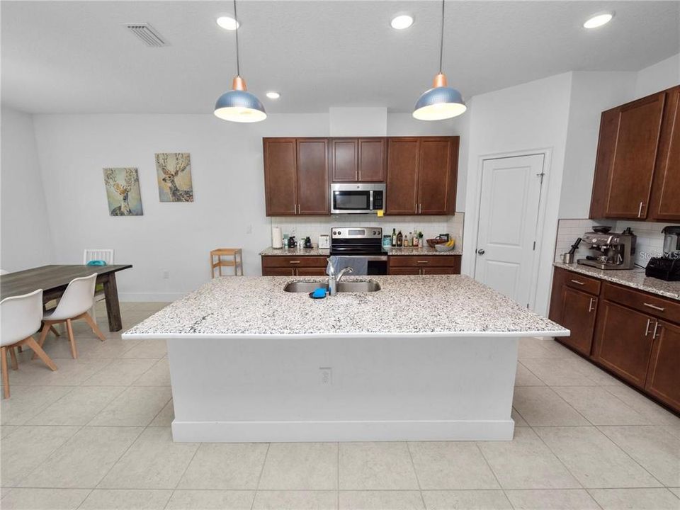 For Rent: $2,495 (4 beds, 3 baths, 2553 Square Feet)
