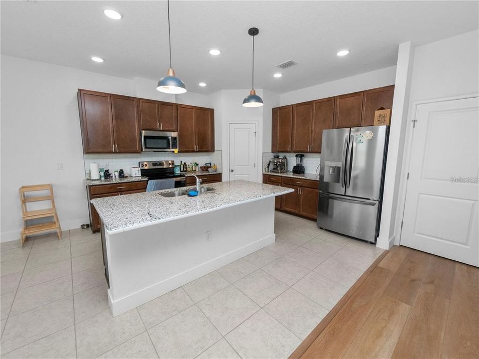 For Rent: $2,495 (4 beds, 3 baths, 2553 Square Feet)