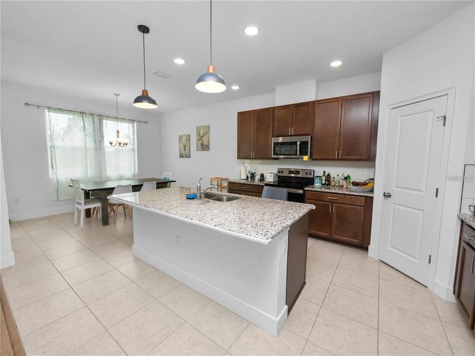 For Rent: $2,495 (4 beds, 3 baths, 2553 Square Feet)