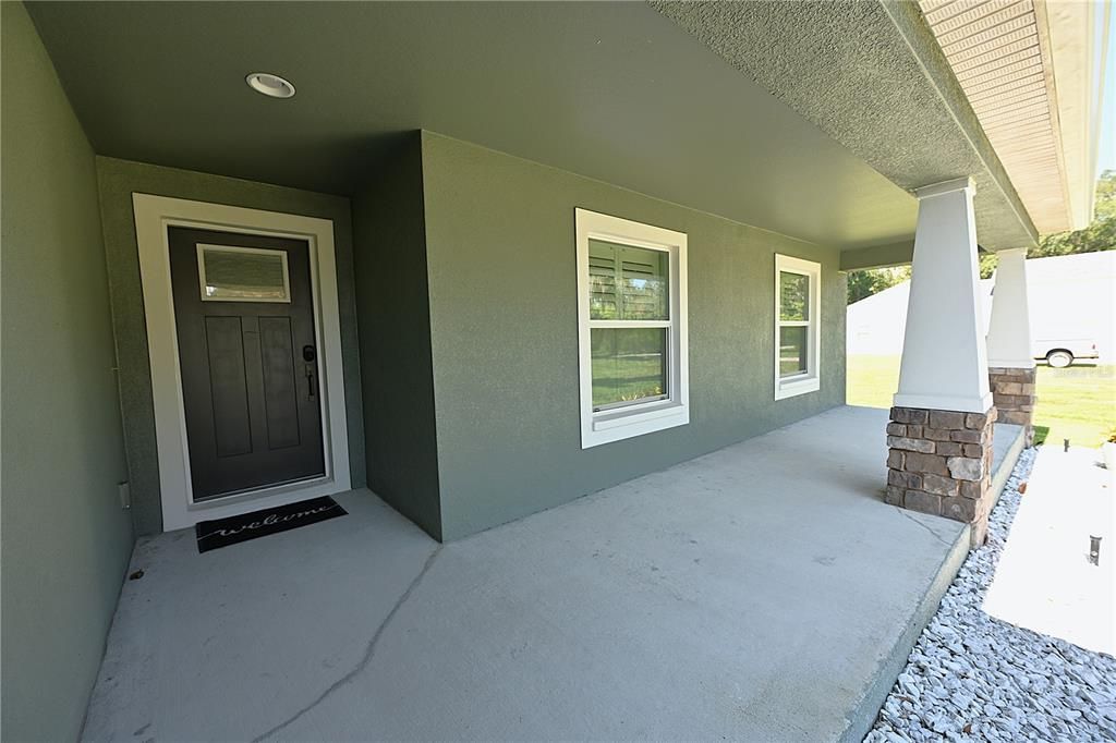 For Rent: $2,560 (4 beds, 2 baths, 1918 Square Feet)