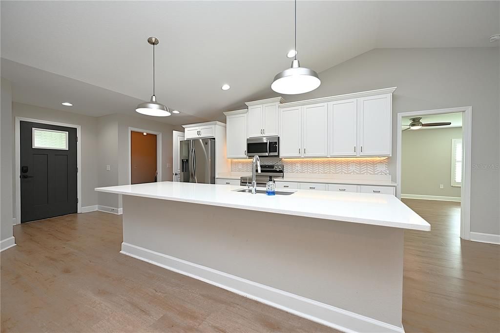 For Rent: $2,560 (4 beds, 2 baths, 1918 Square Feet)