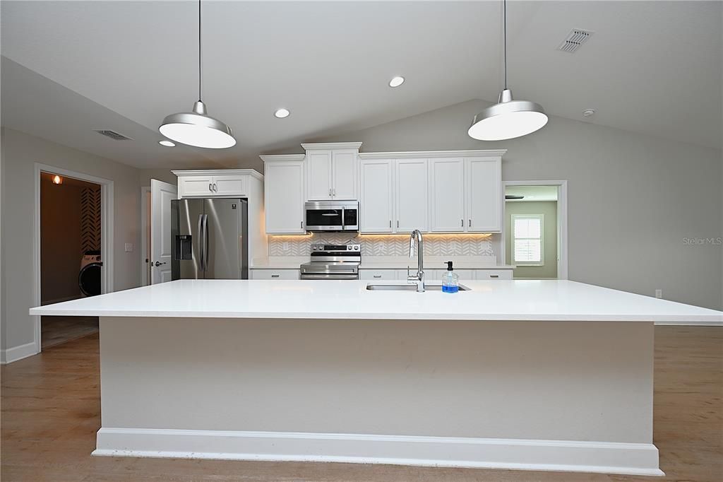 For Rent: $2,560 (4 beds, 2 baths, 1918 Square Feet)