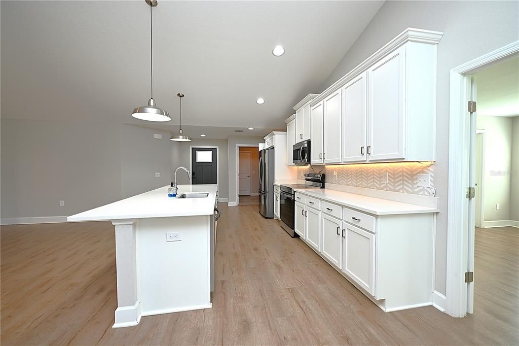 For Rent: $2,560 (4 beds, 2 baths, 1918 Square Feet)