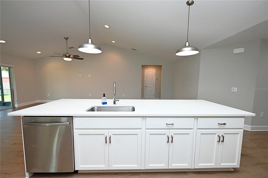For Rent: $2,560 (4 beds, 2 baths, 1918 Square Feet)