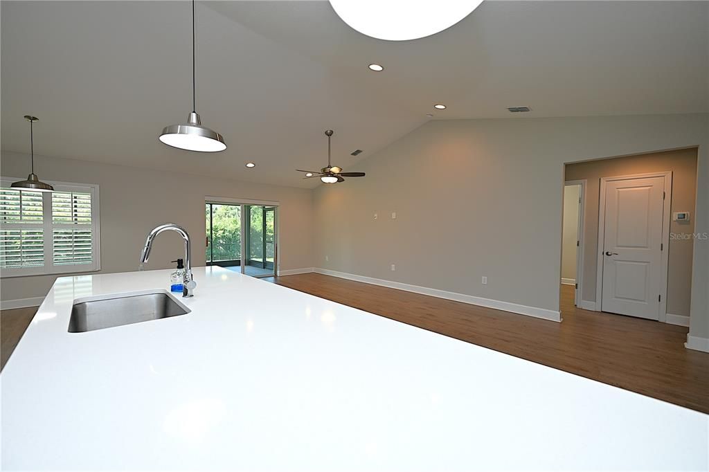 For Rent: $2,560 (4 beds, 2 baths, 1918 Square Feet)