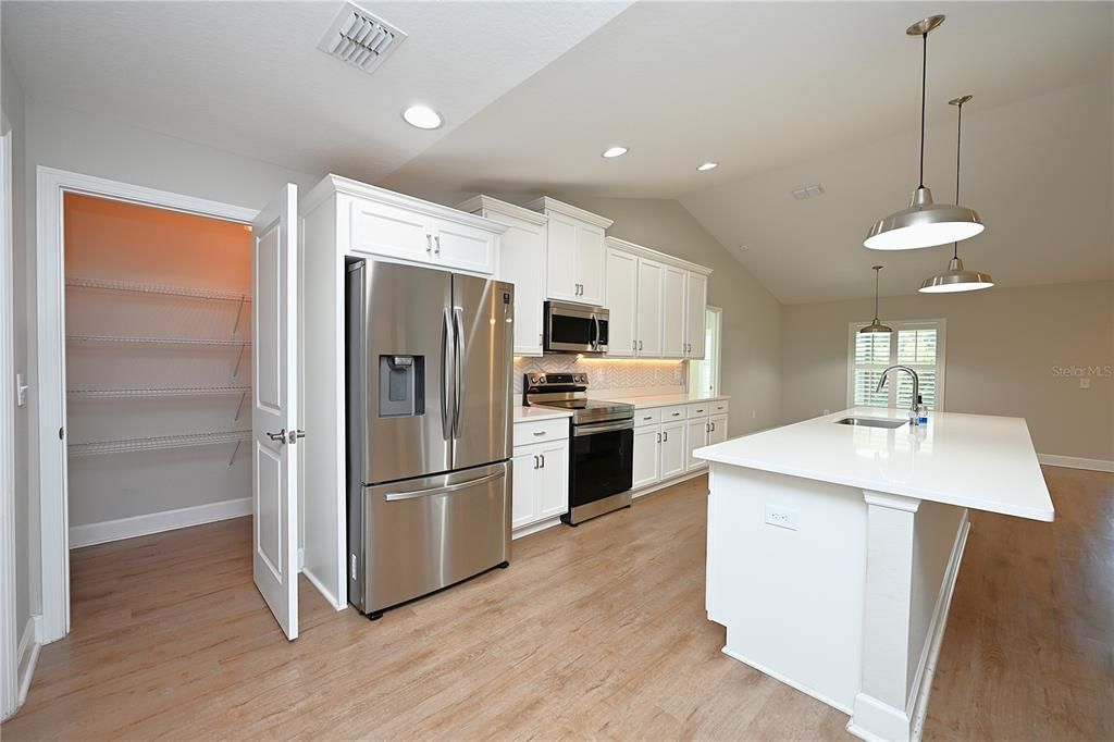 For Rent: $2,560 (4 beds, 2 baths, 1918 Square Feet)