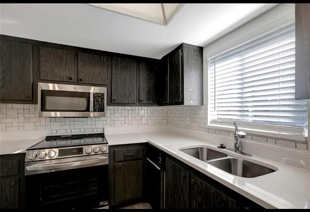 For Sale: $129,000 (2 beds, 2 baths, 1044 Square Feet)