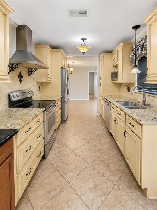 For Sale: $169,900 (2 beds, 2 baths, 1288 Square Feet)