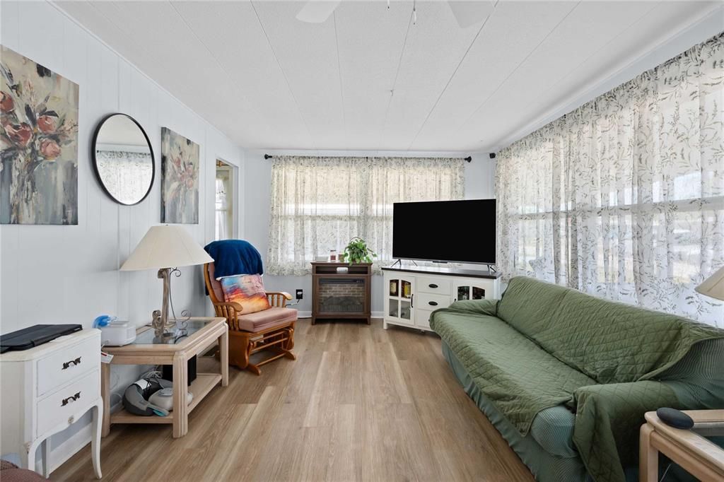 For Sale: $139,900 (2 beds, 2 baths, 960 Square Feet)