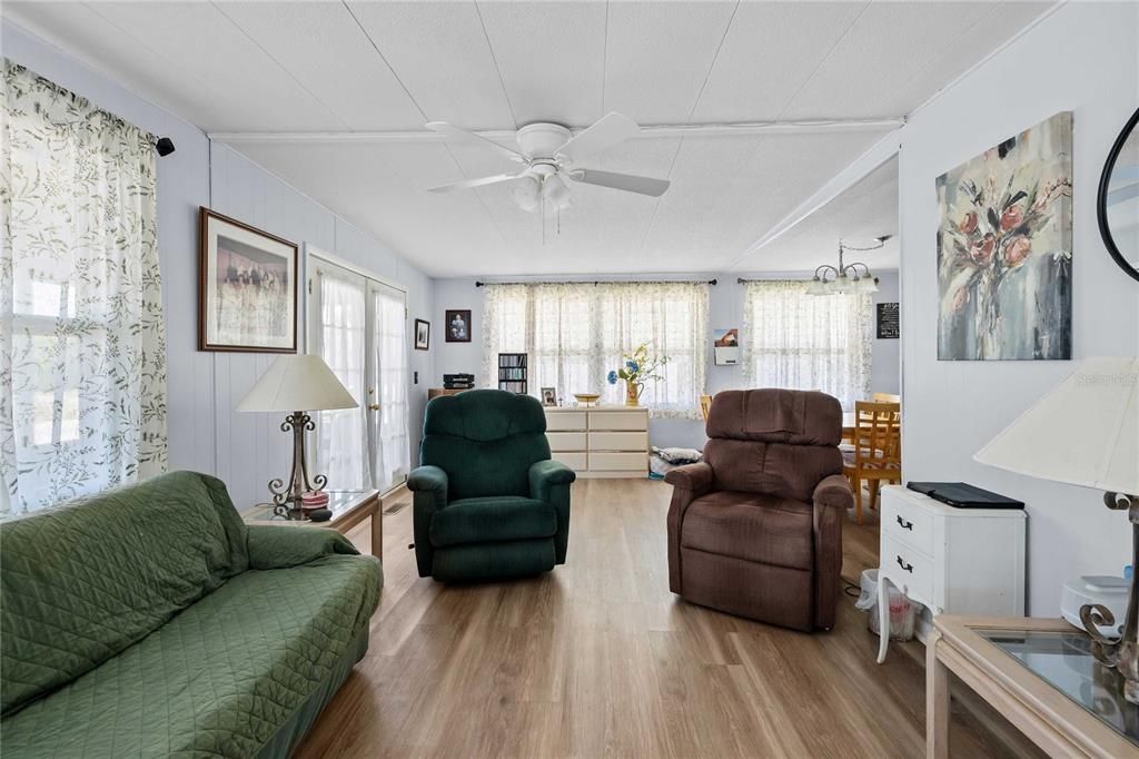 For Sale: $139,900 (2 beds, 2 baths, 960 Square Feet)