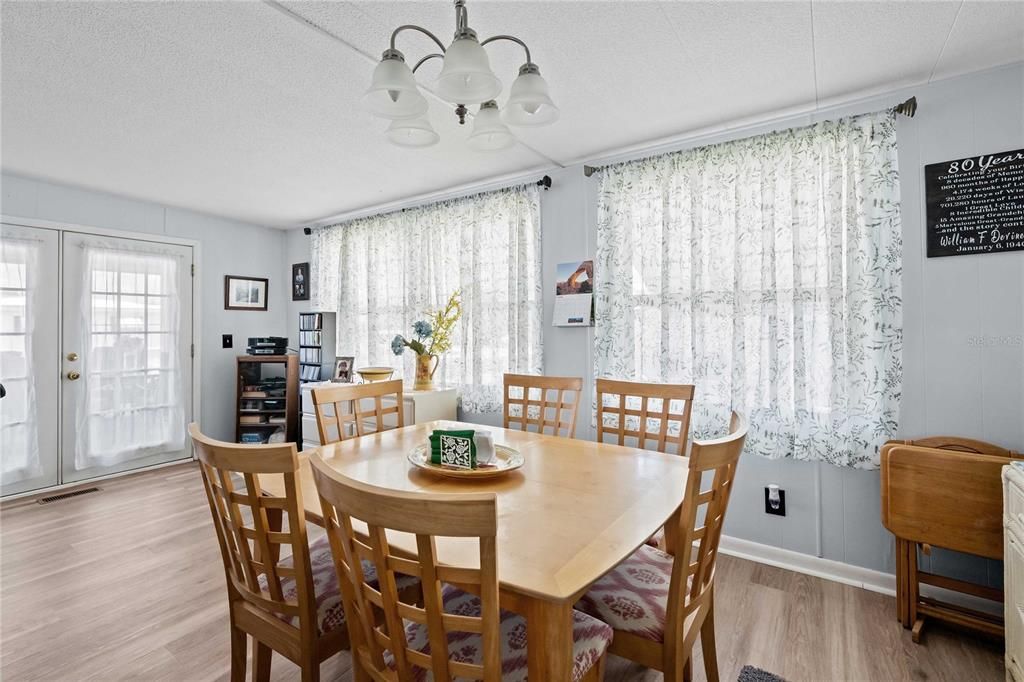 For Sale: $139,900 (2 beds, 2 baths, 960 Square Feet)