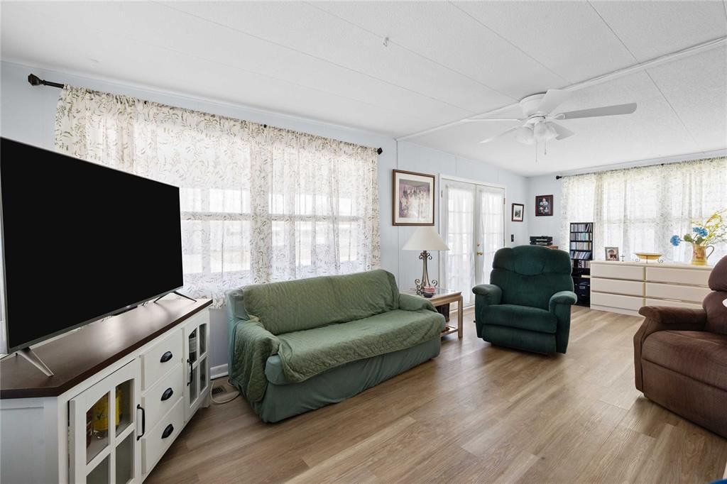 For Sale: $139,900 (2 beds, 2 baths, 960 Square Feet)