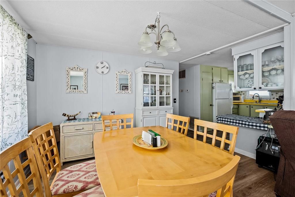 For Sale: $139,900 (2 beds, 2 baths, 960 Square Feet)