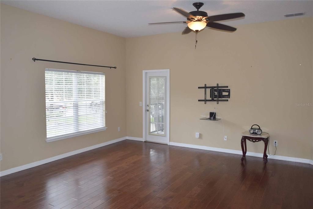 For Rent: $1,995 (2 beds, 2 baths, 1200 Square Feet)