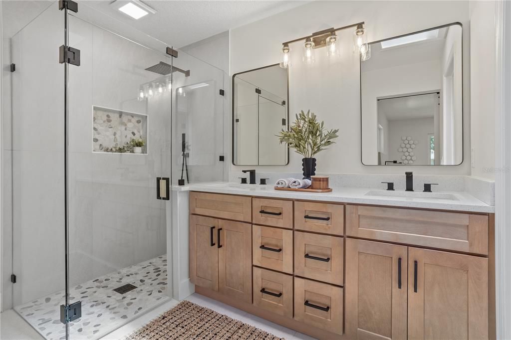 For Sale: $625,000 (5 beds, 2 baths, 1938 Square Feet)