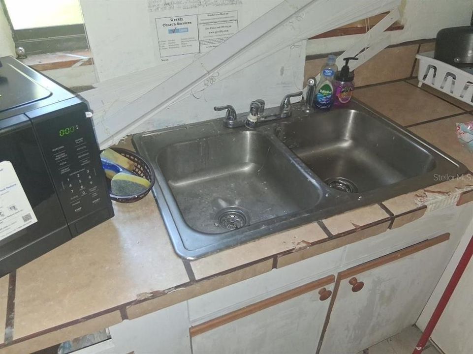 На продажу: $159,900 (2 спален, 1 ванн, 887 Квадратных фут)