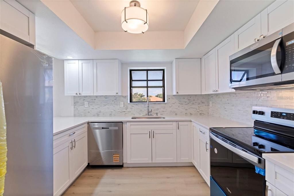 For Sale: $225,000 (2 beds, 2 baths, 1030 Square Feet)