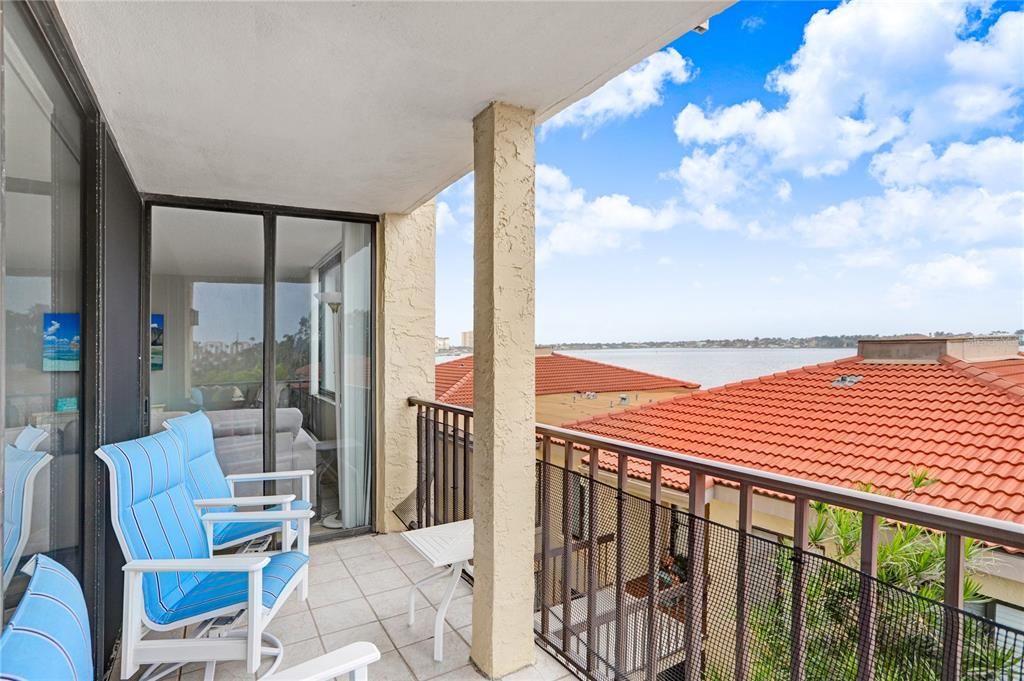 For Rent: $2,400 (2 beds, 2 baths, 1050 Square Feet)
