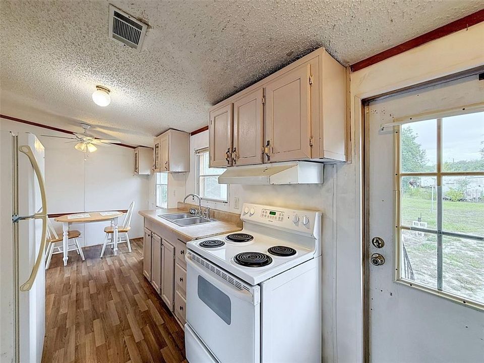 For Sale: $200,000 (3 beds, 2 baths, 960 Square Feet)