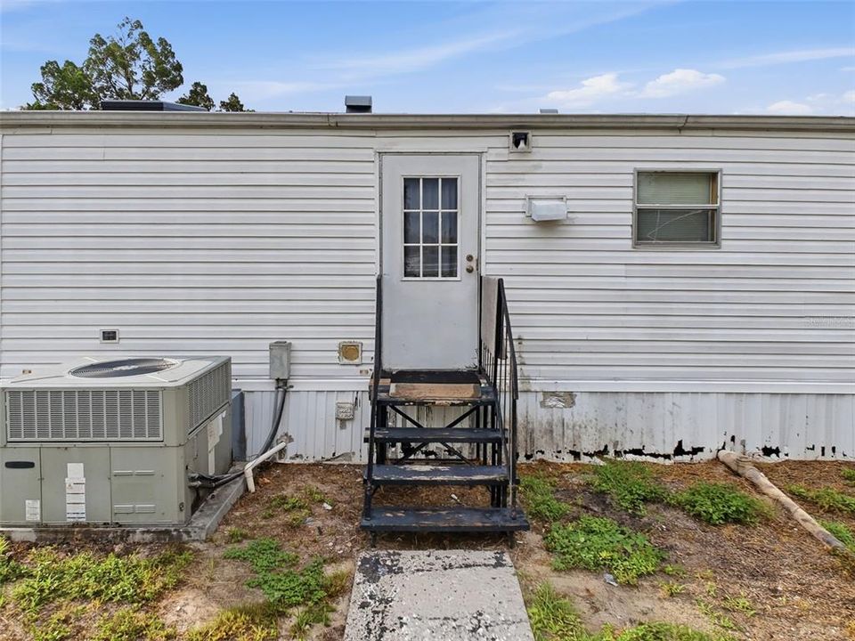 For Sale: $200,000 (3 beds, 2 baths, 960 Square Feet)